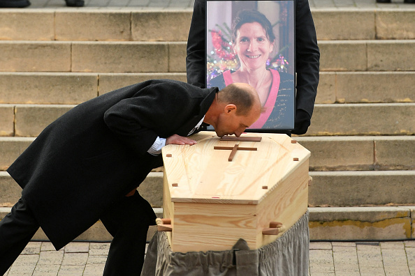 Stéphane Voirin, le compagnon d'Agnès Lassalle, embrasse le cercueil lors de la cérémonie d'obsèques à l'église Sainte-Eugénie de Biarritz, le 3 mars 2023. (GAIZKA IROZ/AFP via Getty Images)