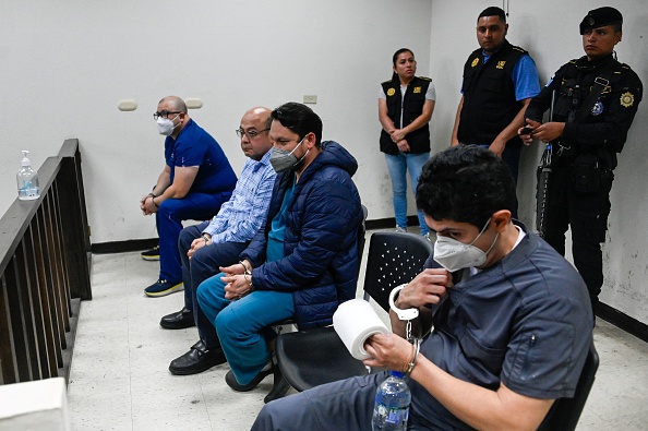 Les médecins guatémaltèques Angel Valdez, Danny Chocoj, Orlando Rodas et Mario Bolanos après une audience pour une affaire de trafic d'organes au tribunal de Guatemala City, le 3 mars 2023. (JOHAN ORDONEZ/AFP via Getty Images)
