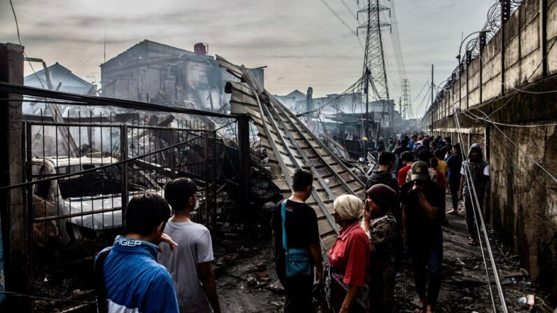 Des maisons brûlées dans un quartier résidentiel de Plumpang, au nord de Jakarta, le 4 mars 2023, après un incendie dans un dépôt de stockage de carburant, de la société énergétique Pertamina.  (Photo par ADITYA AJI/AFP via Getty Images)