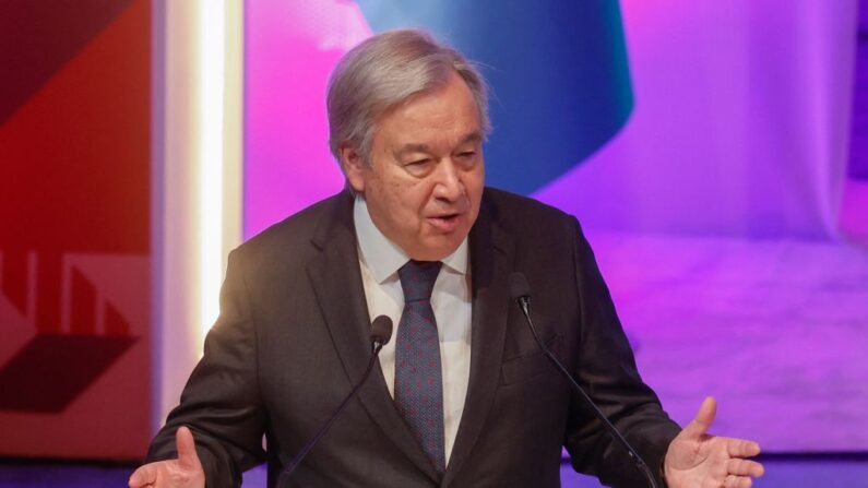 Le Secrétaire général des Nations Unies (ONU), Antonio Guterres, s'exprime lors de la 5e Conférence sur les pays les moins avancés (PMA5) à Doha, le 4 mars 2023. (Photo par KARIM JAAFAR/AFP via Getty Images)
