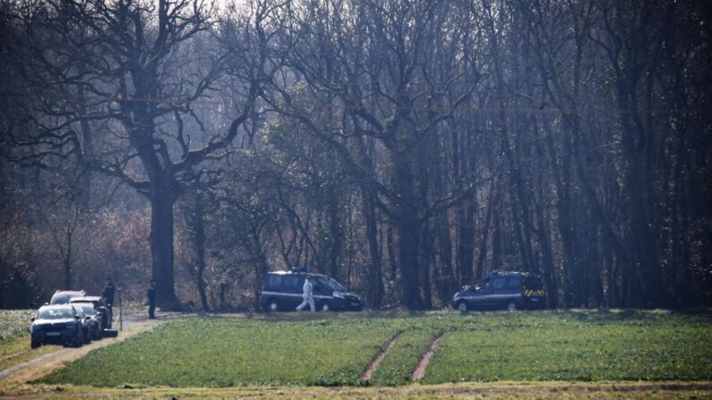 Un enquêteur de la police scientifique et des gendarmes au hameau Les Haies, près de Virson, en Charente-Maritime, le 4 mars 2023. (Photo: MEHDI FEDOUACH/AFP via Getty Images)