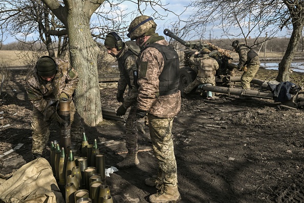 Des militaires ukrainiens préparent des munitions près de la ville de Bakhmut, le 4 mars 2023. (ARIS MESSINIS/AFP via Getty Images)