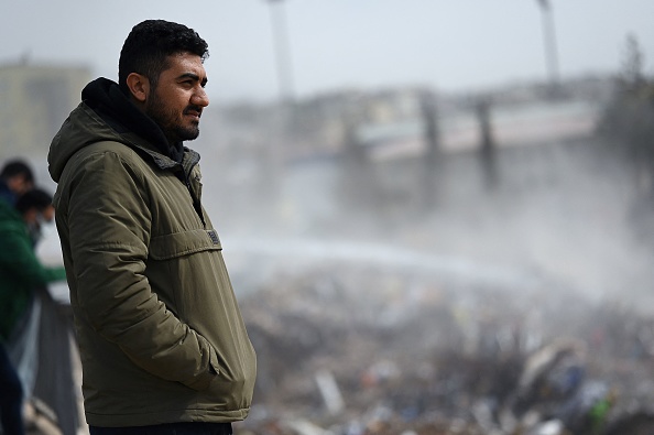 Adem Selim, résident de Kahramanmaras observe la scène à Kahramanmaras, le 4 mars 2023, un mois après le violent tremblement de terre qui a frappé le sud-est de la Turquie. (Photo : EYLUL YASAR/AFP via Getty Images)