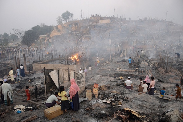 Des réfugiés rohingyas cherchent leurs affaires après un incendie dans le camp de réfugiés de Balukhali à Ukhia, le 5 mars 2023. (TANBIR MIRAZ/AFP via Getty Images)