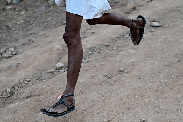 Un homme Raramuri (Tarahumara) participe à l'ultramarathon "Caballo Blanco" (Cheval blanc) dans les montagnes Tarahumara à Urique, dans l'État de Chihuahua, au Mexique, le 5 mars 2023. (PEDRO PARDO/AFP via Getty Images)