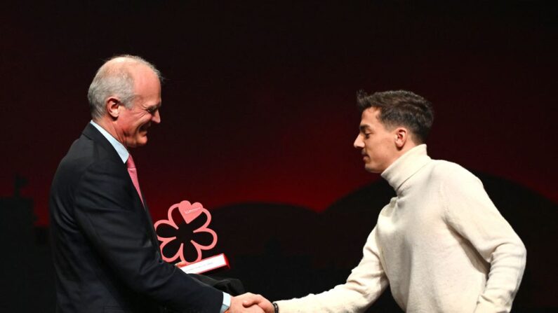 Mallory Gabsi (D) reçoit le prix du jeune chef de l'année des mains de Florent Menegaux, président du groupe Michelin, à Strasbourg, le 6 mars 2023. (Photo: PATRICK HERTZOG/AFP via Getty Images)