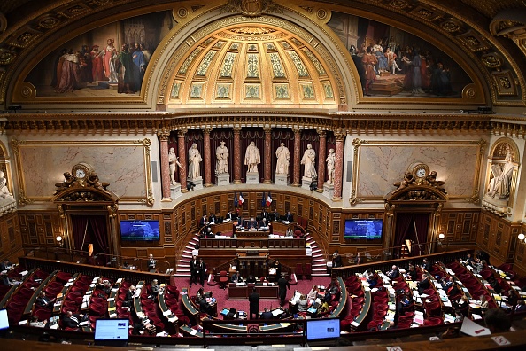 Le Sénat poursuivait jeudi l'examen de la réforme, poursuite des grèves et doutes sur une majorité à l'Assemblée. (ALAIN JOCARD/AFP via Getty Images)