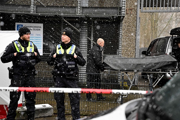 La police sur les lieux de la fusillade à Hambourg, en Allemagne, le 10 mars 2023. (TOBIAS SCHWARZ/AFP via Getty Images)