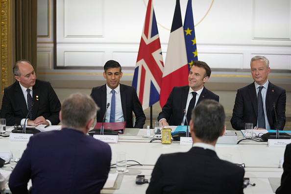 Le président Emmanuel Macron et le Premier ministre britannique Rishi Sunak assistent au 36e sommet franco-britannique au palais de l'Élysée, le 10 mars 2023,  à Paris. (Kin Cheung - Pool)