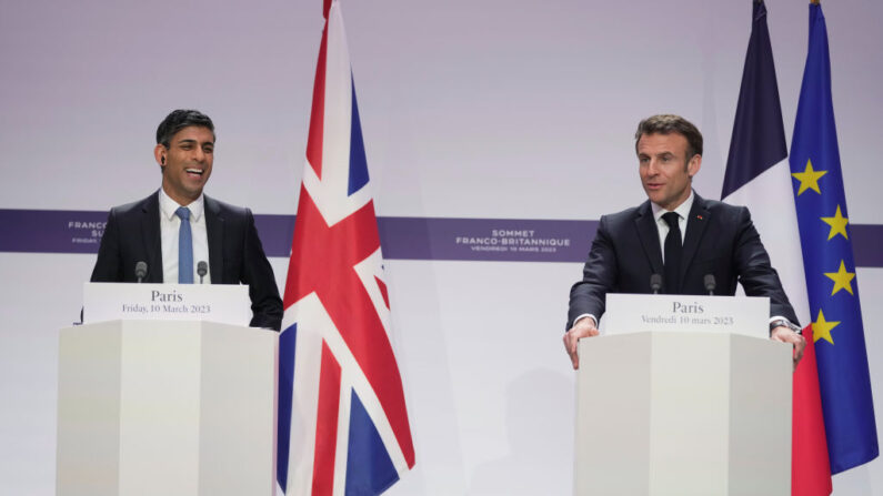 Le Président français Emmanuel Macron (D) et le Premier ministre britannique Rishi Sunak  (G) réunis pour le sommet franco-britannique, le 10 mars 2023. (photo Kin Cheung - Pool/Getty Images)