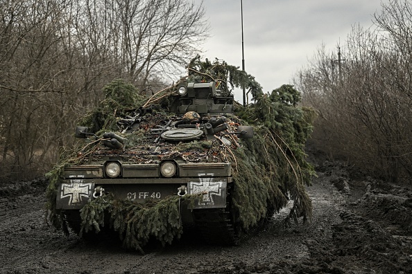 "Les Ukrainiens jettent des réserves sans fin (au combat)". (ARIS MESSINIS/AFP via Getty Images)