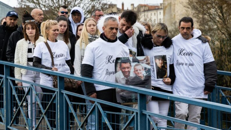 Guy Trompat (au c.), père du jeune homme tué Kevin Trompat lors de la marche blanche organisée le dimanche 12 mars 2023. (Photo by YOHAN BONNET/AFP via Getty Images)