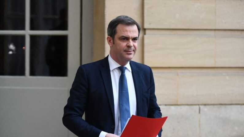 Le porte-parole du gouvernement français Olivier Véran sort de la fin d'une réunion avec les ministres français à Matignon, à Paris le 12 mars 2023.  (Photo CHRISTOPHE ARCHAMBAULT/AFP via Getty Images)