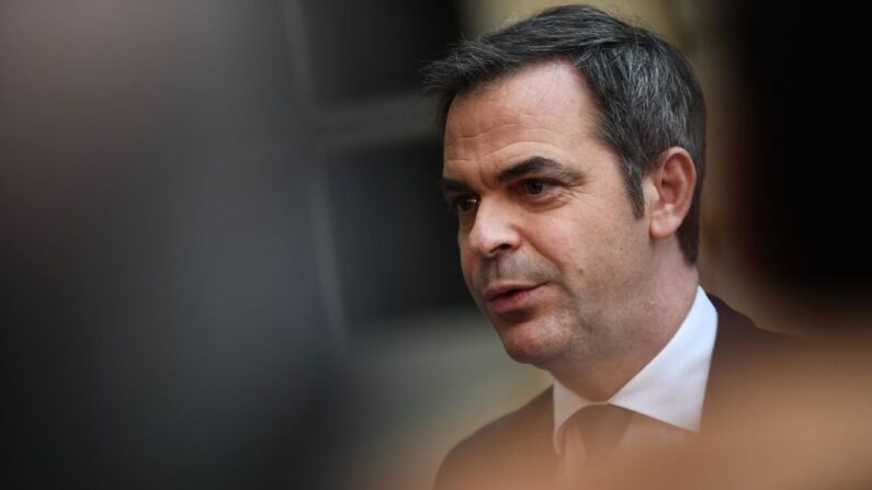 Le porte-parole du gouvernement Olivier Véran. (Photo CHRISTOPHE ARCHAMBAULT/AFP via Getty Images)