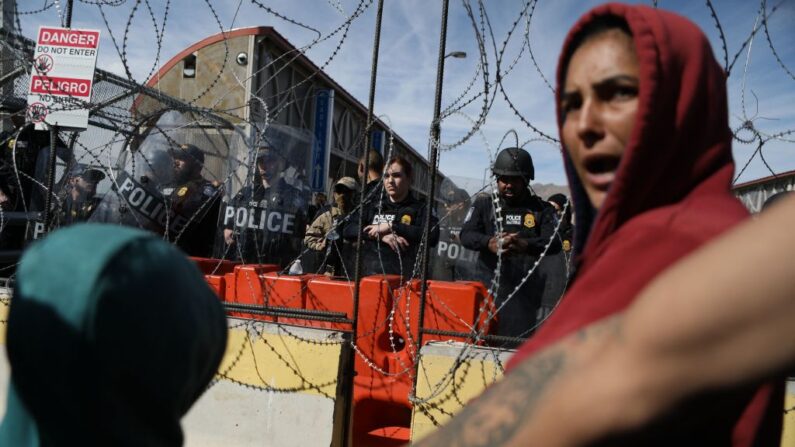 Des migrants, majoritairement vénézuéliens, tentent de forcer l'entrée sur le territoire américain depuis la ville frontalière de Ciudad Juarez, dans l'État du Chihuahua au Mexique, le 12 mars 2023. (Photo by HERIKA MARTINEZ/AFP via Getty Images)