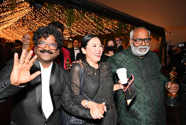 Le compositeur indien Keeravaani (à droite) et le musicien indien Chandrabose (à gauche), lauréats du prix de la meilleure musique (chanson originale) pour "Naatu Naatu" de "RRR" lors de la 95ecérémonie des Oscars à Hollywood, Californie, le 12 mars 2023. (ANGELA WEISS/AFP via Getty Images)
