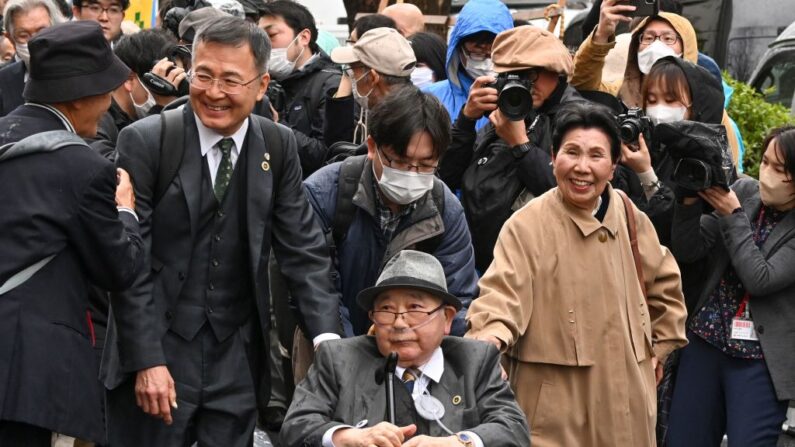 La Haute Cour de Tokyo a ordonné un nouveau procès pour l'ancien boxeur Hakamada (en fauteuil roulant) âgé de 87 ans, surnommé le plus ancien condamné à mort du monde. (Photo KAZUHIRO NOGI/AFP via Getty Images)