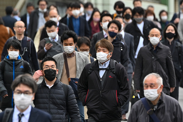 Dans une rue du quartier de Shinjuku à Tokyo, le 13 mars 2023, au premier jour de l'allègement des règles concernant le port du masque.(Photo : KAZUHIRO NOGI/AFP via Getty Images)