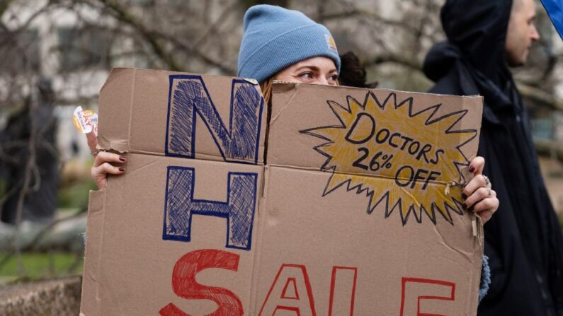 Manifestation de médecins, dans le cadre d'un conflit avec le gouvernement sur les salaires, devant l'hôpital Saint Thomas, à Londres, le 13 mars 2023. (Photo NIKLAS HALLE'N/AFP via Getty Images)
