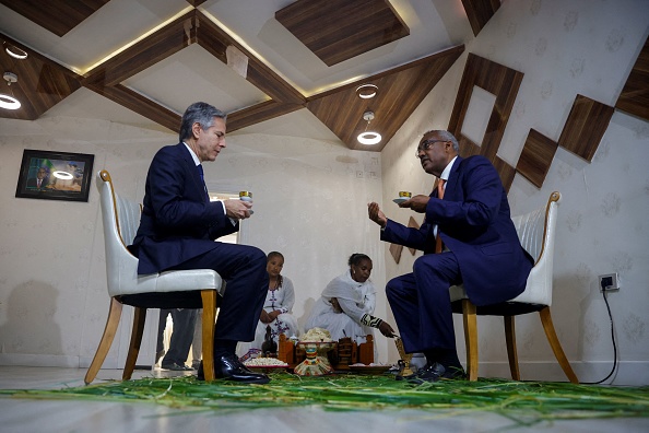 Le secrétaire d'État américain Antony Blinken (à g.) rencontre le vice-premier ministre et ministre des Affaires étrangères éthiopien Demeke Mekonnen (à d.) à Addis-Abeba, en Éthiopie, le 15 mars 2023. (TIKSA NEGERI/POOL/AFP via Getty Images)
