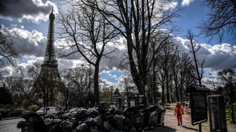 Des milliers de tonnes d'ordures se sont accumulées dans les rues de la capitale française après une semaine de grève des éboueurs contre la réforme des retraites du gouvernement. (Photo CHRISTOPHE ARCHAMBAULT/AFP via Getty Images)