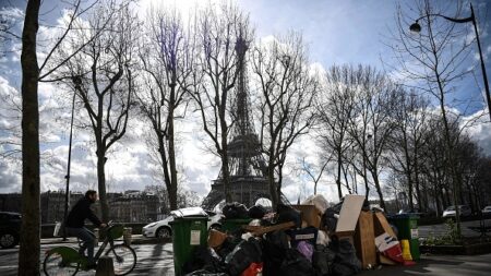 À Paris, les touristes partagés entre soutien et critique des manifestants