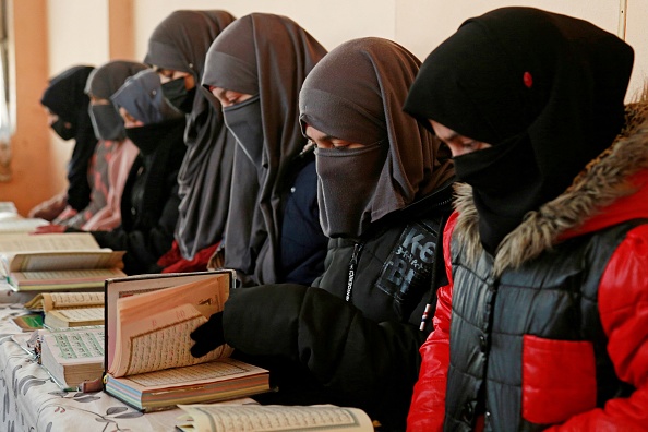 Des jeunes filles afghanes apprennent le Coran dans une madrassa ou école coranique à la périphérie de Kaboul. (-/AFP via Getty Images)