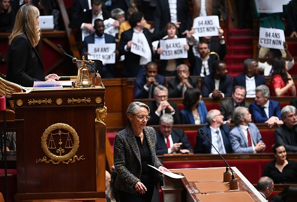 La Première ministre Élisabeth Borne a une nouvelle fois utilisé l'article 49.3. Cette fois pour faire adopter la loi sur les retraites, à Paris le 16 mars 2023. (ALAIN JOCARD/AFP via Getty Images)