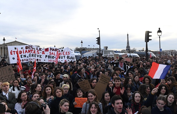 Manifestation jeudi 16 mars sur la place de la Concorde après l'annonce du 49.3. (ALAIN JOCARD/AFP via Getty Images)