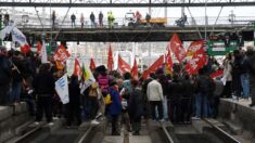 Retraites : des manifestants envahissent les voies de la Gare de Lyon à Paris