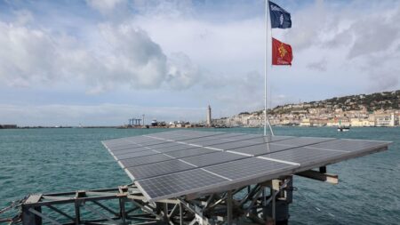 Une ferme de panneaux photovoltaïques implantée en mer, une première en France