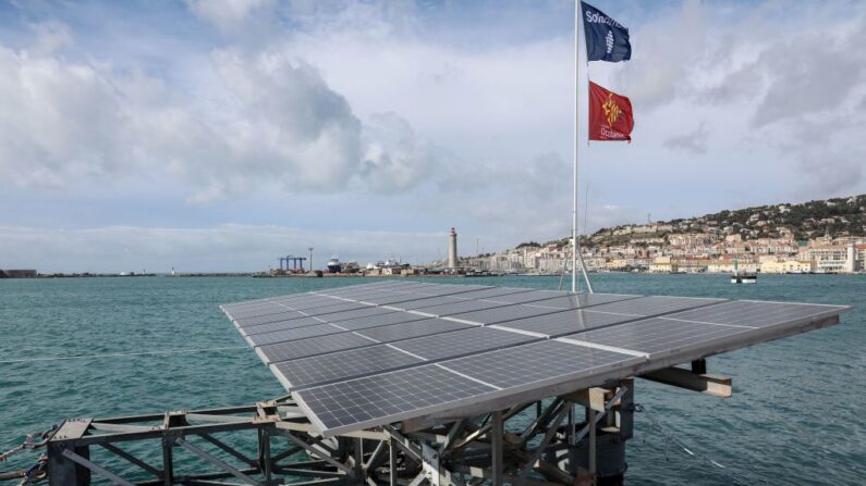 Les premières unités solaires flottantes dans le port de Sète, dans le sud de la France, déployées en pleine mer le 17 mars 2023. (Photo PASCAL GUYOT/AFP via Getty Images)