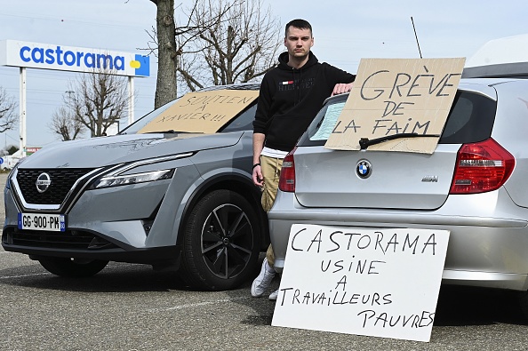 Xavier Gaspard, employé commercial de l'enseigne de bricolage Castorama, a entamé une grève de la faim le 13 mars pour dénoncer les conditions de travail et l'absence d'augmentation de salaire, à Mundolsheim, le 17 mars 2023. (Frederick FLORIN/AFP via Getty Images)