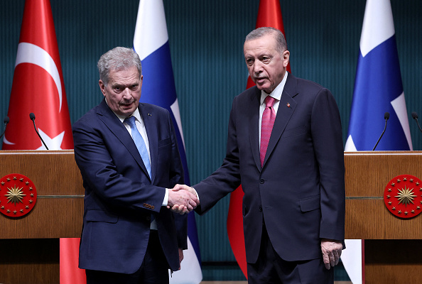 Les présidents turc Recep Tayyip Erdogan (à d.) et  finlandais Sauli Niinisto à Ankara, le 17 mars 2023. (ADEM ALTAN/AFP via Getty Images)