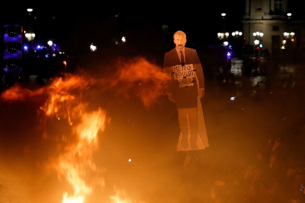 Une figure à l'effigie de Macron brûlée le 17 mars à Paris. Illustration (GEOFFROY VAN DER HASSELT/AFP via Getty Images)