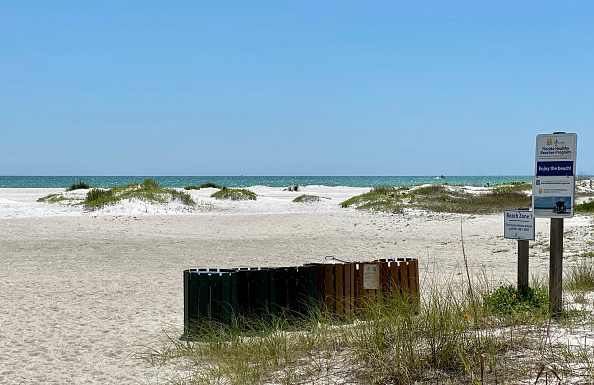 La plage de Lido Key, au large de Sarasota, Floride. (DANIEL SLIM/AFP via Getty Images)