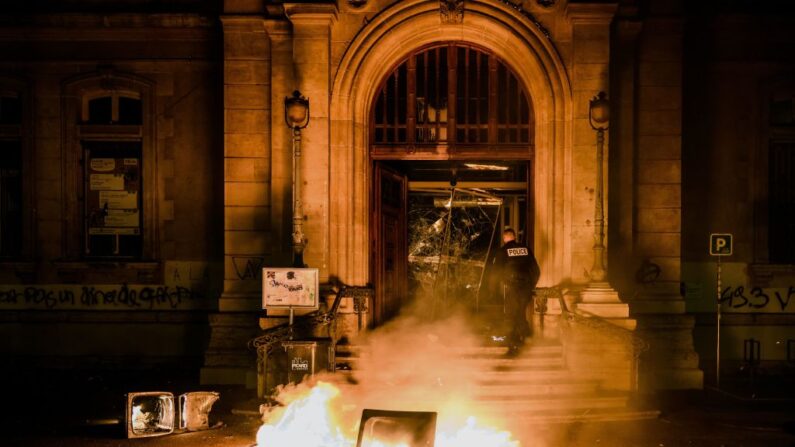 La mairie du 4e arrondissement de Lyon a été vandalisée lors d'une  manifestation sauvage le 17 mars 2023 à Lyon. 
(Photo JEFF PACHOUD/AFP via Getty Images)