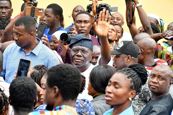 Le gouverneur de Lagos et candidat à la réélection du All Progressives Congress (APC), Babajide Sanwo Olu (C), salue ses partisans. (PIUS UTOMI EKPEI/AFP via Getty Images)