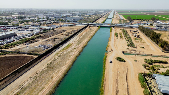 Le canal All-American le long de la frontière entre les États-Unis et le Mexique, près de Holtville, en Californie, le 9 février 2023. (SANDY HUFFAKER/AFP via Getty Images)
