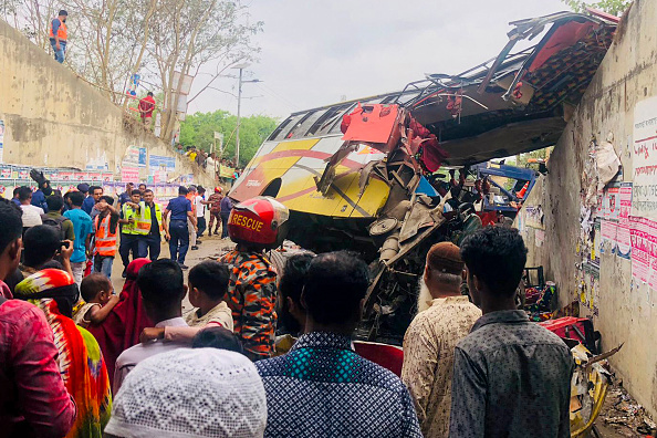 Au moins 19 personnes ont été tuées le 19 mars au Bangladesh après qu'un bus ait défoncé une barrière d'autoroute et plongé dans un fossé au bord de la route. (-/AFP via Getty Images)