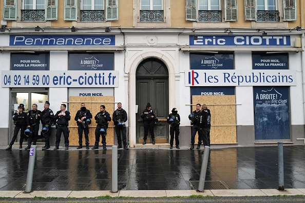 Des policiers devant la façade du bureau de circonscription du président de Les Républicains (LR) et député Éric Ciotti, après qu'il ait été vandalisé, à Nice. (VALERY HACHE/AFP via Getty Images)