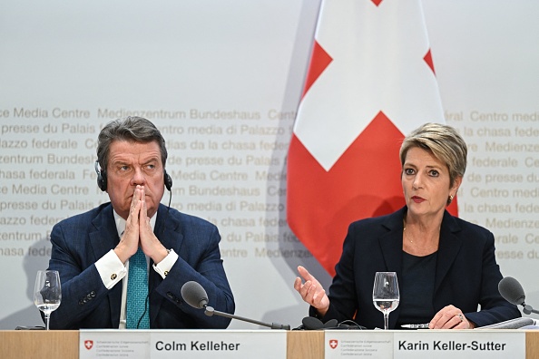 La ministre suisse des Finances, Karin Keller-Sutter (à d.) et le président d'UBS Colm Kelleher, lors d'une conférence de presse après les négociations sur la reprise par UBS de sa banque rivale suisse en difficulté, Credit Suisse, à Berne. (FABRICE COFFRINI/AFP via Getty Images)