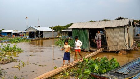 Cambodge : les «toilettes flottantes», un apport vital pour les villages du lac Tonlé Sap