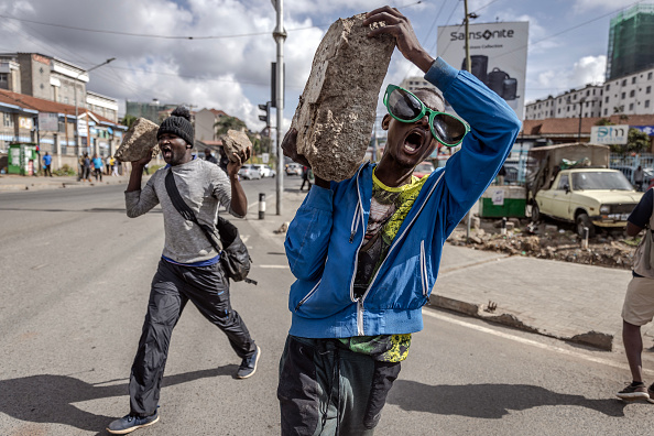 Des partisans de l'opposition portent des pierres et scandent des slogans demandant une baisse des impôts et du coût de la vie à Nairobi, Kenya, le 20 mars 2023. (LUIS TATO/AFP via Getty Images)