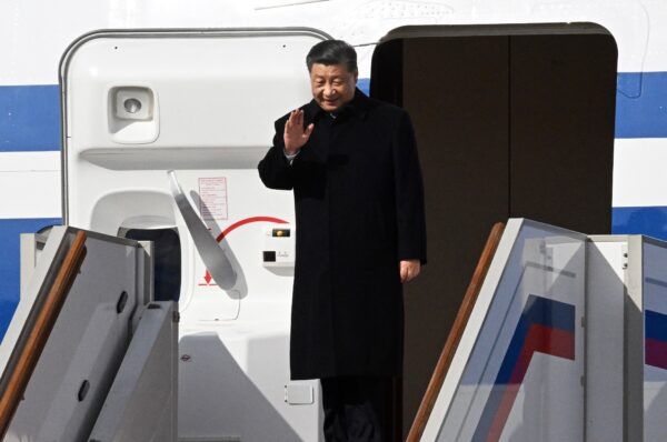 Xi Jinping sort de son avion à l'arrivée à l'aéroport Vnukovo de Moscou, le 20 mars 2023. (Anatoliy Zhdanov/Kommersant /AFP via Getty Images)