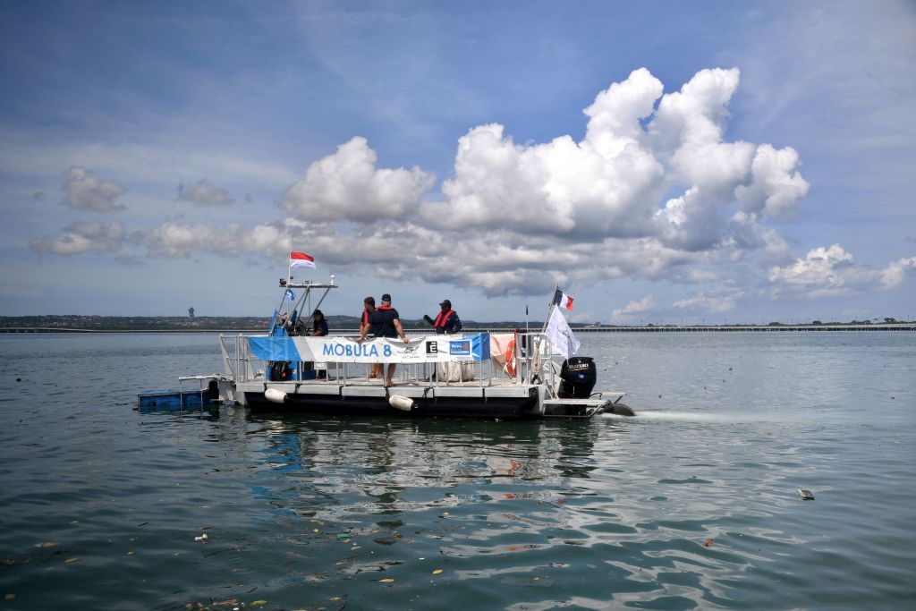 Bali: un bateau de dépollution contre le fléau du plastique en mer
