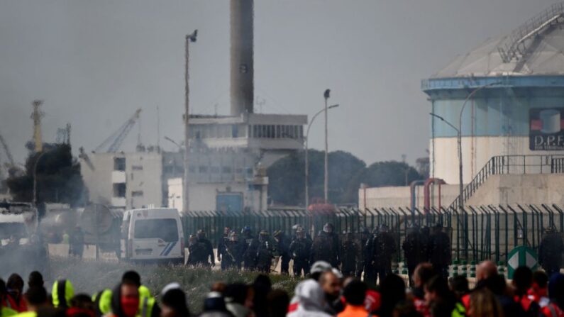 Tensions au dépôt pétrolier de Fos-sur-Mer après les premières réquisitions. (Photo CHRISTOPHE SIMON/AFP via Getty Images)