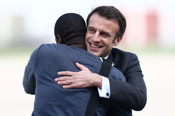 Le président Emmanuel Macron et le journaliste Olivier Dubois à l'aéroport de Villacoublay ce matin. (YVES HERMAN/POOL/AFP via Getty Images)