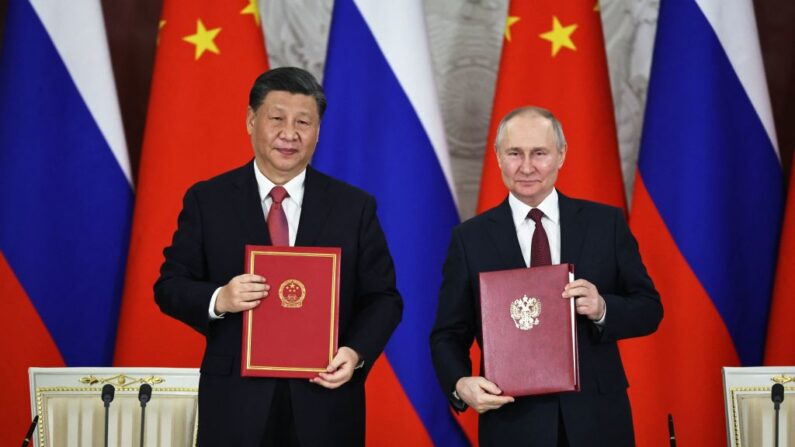 Le président russe Vladimir Poutine et Xi Jinping sont parvenus à un accord, le 21 mars 2023. (Photo MIKHAIL TERESHCHENKO/SPUTNIK/AFP via Getty Images)