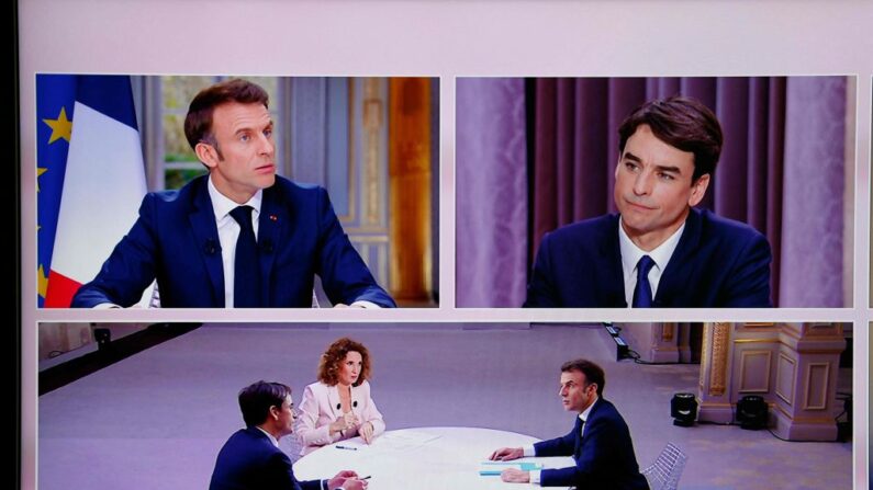 Le président de la France, Emmanuel Macron, lors d'une interview télévisée à l'Élysée, interrogé sur la réforme des retraites, le 22 mars 2023. (Photo by LUDOVIC MARIN/AFP via Getty Images)